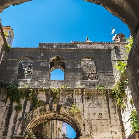Rooftop View In The Palace Walls Σπλιτ